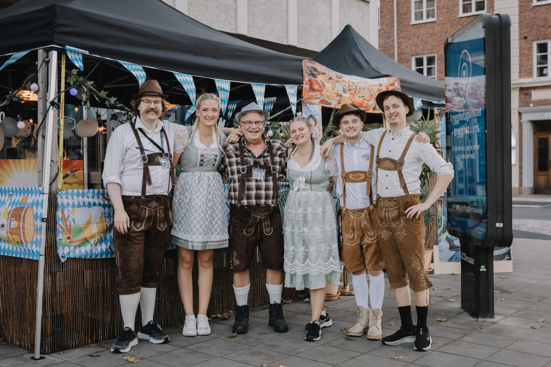 Hela Flamingo-teamet i lederhosen och dirndl utanför baren