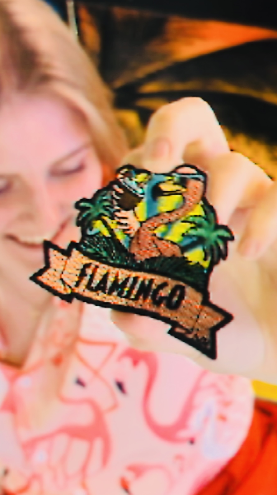 Flamingo-tygmärke med flamingo, palmer och logotyp